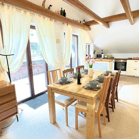Luxury Near Bled & The Alps 度假居 *